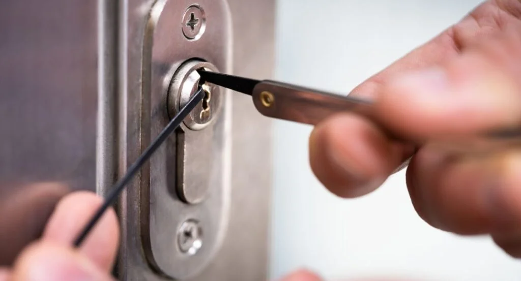 Cerrajero trabajando en cerradura de puerta